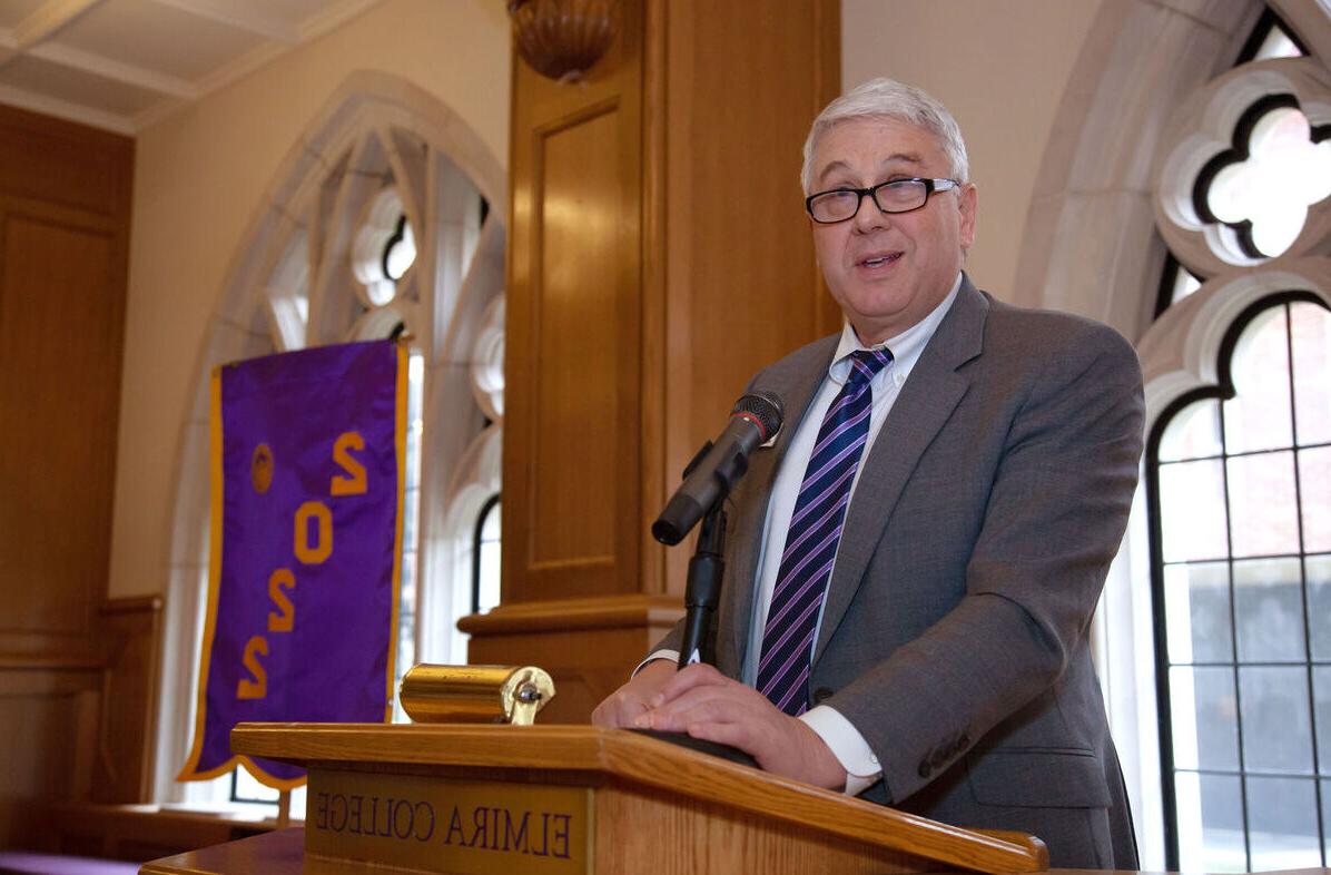 Elmira College President Charles Lindsay speaks during an alumni event